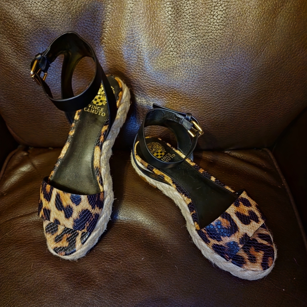 NWOT Vince Camuto animal print sandals size 9.5 platform flats